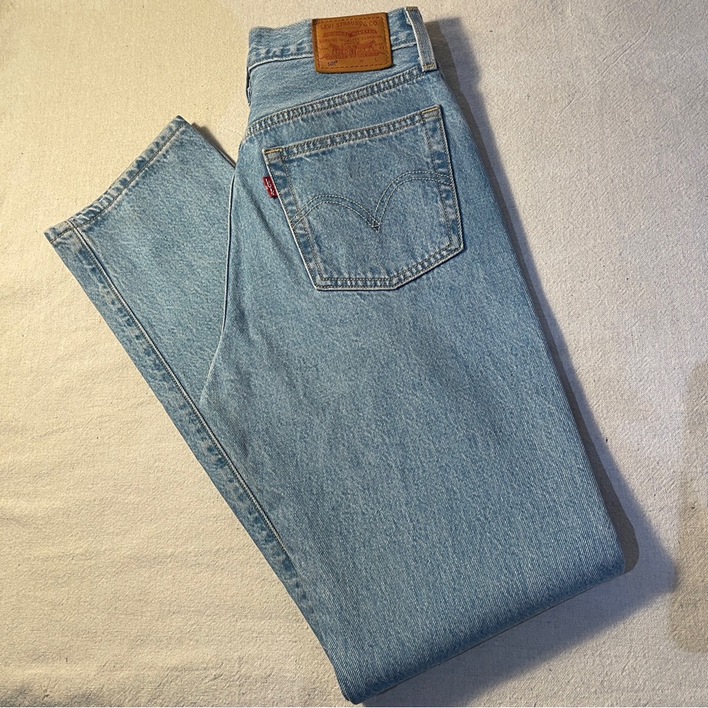 Levi's Premium 100% Cotton Light Blue Wash Straight Jeans Classic Denim, Size 27